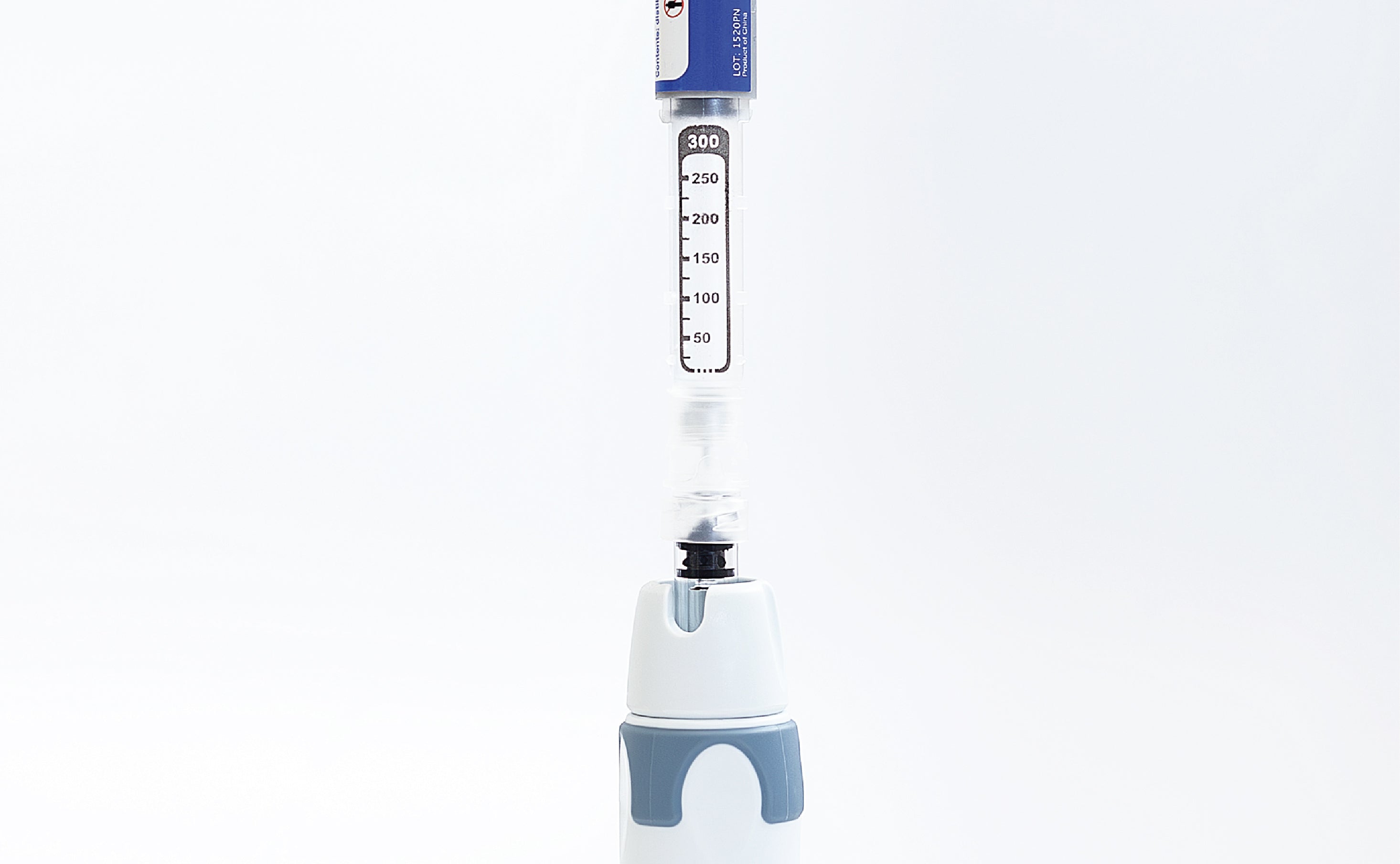 Load video: 01S180-FR-FRA-1.0_00_V5.0_Part 08a - Taking up insulin from 3mL cartridge